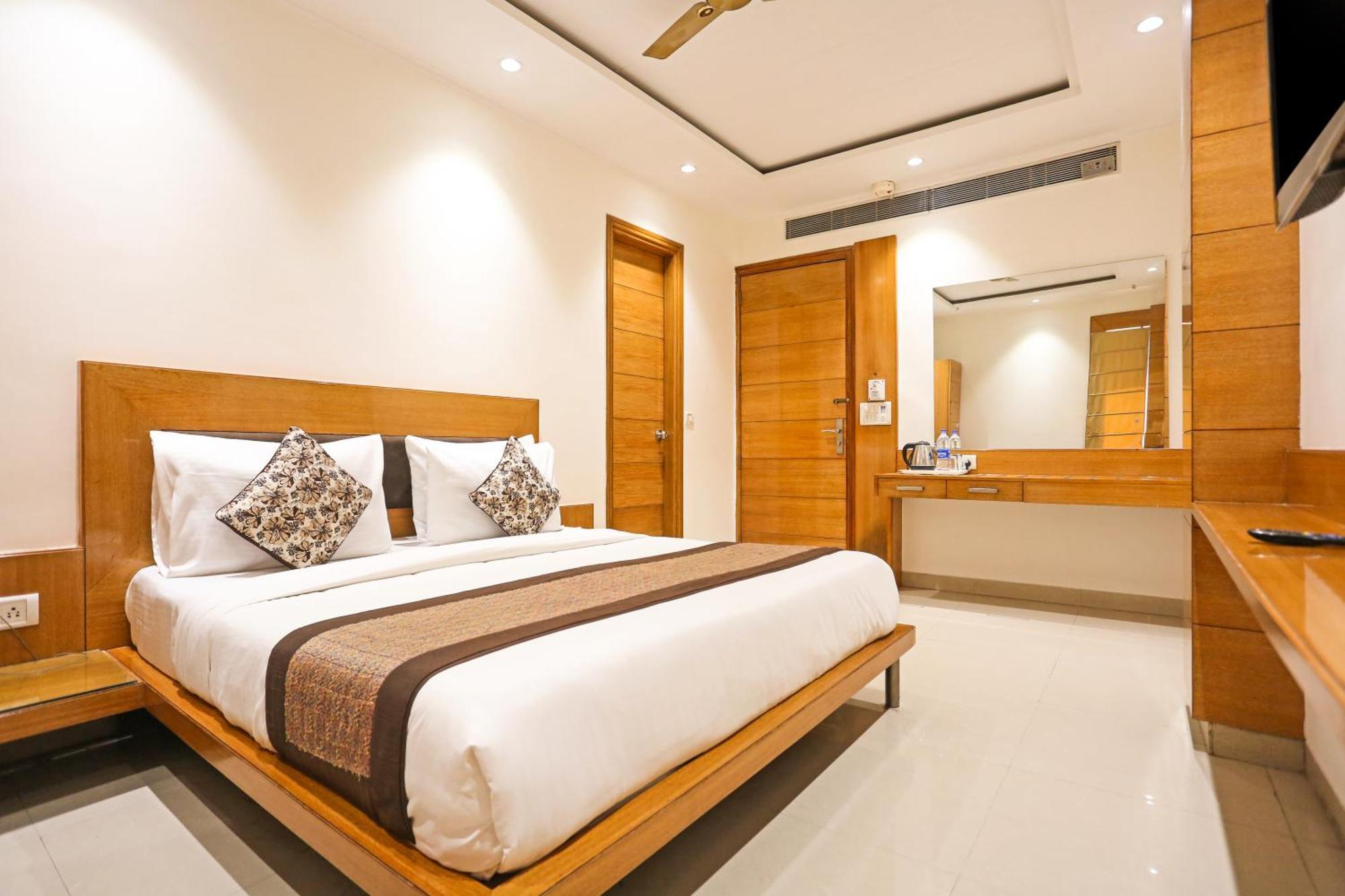 Hotel Silky Palace Near Igi Airportt New Delhi Bagian luar foto
