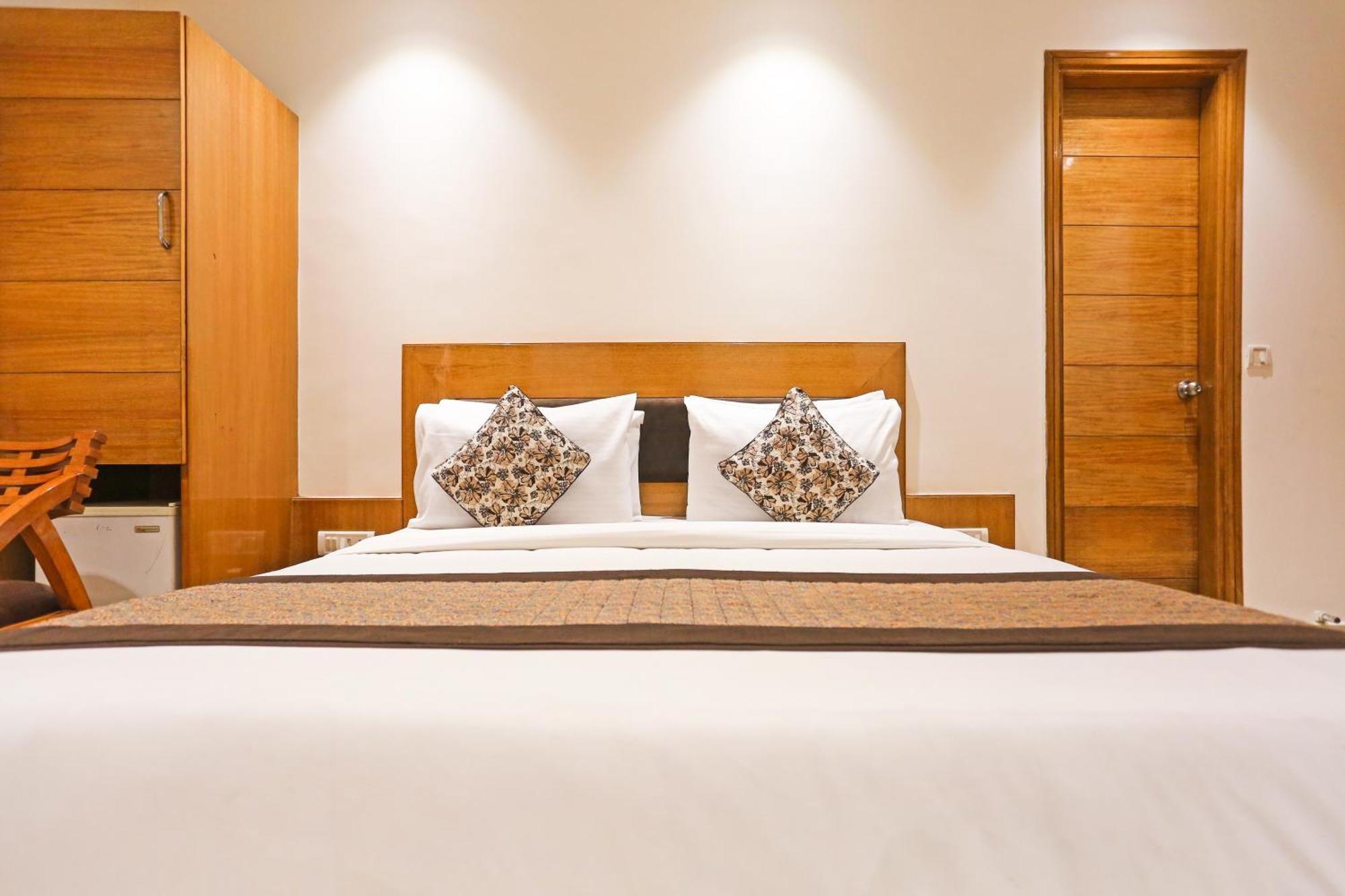 Hotel Silky Palace Near Igi Airportt New Delhi Bagian luar foto