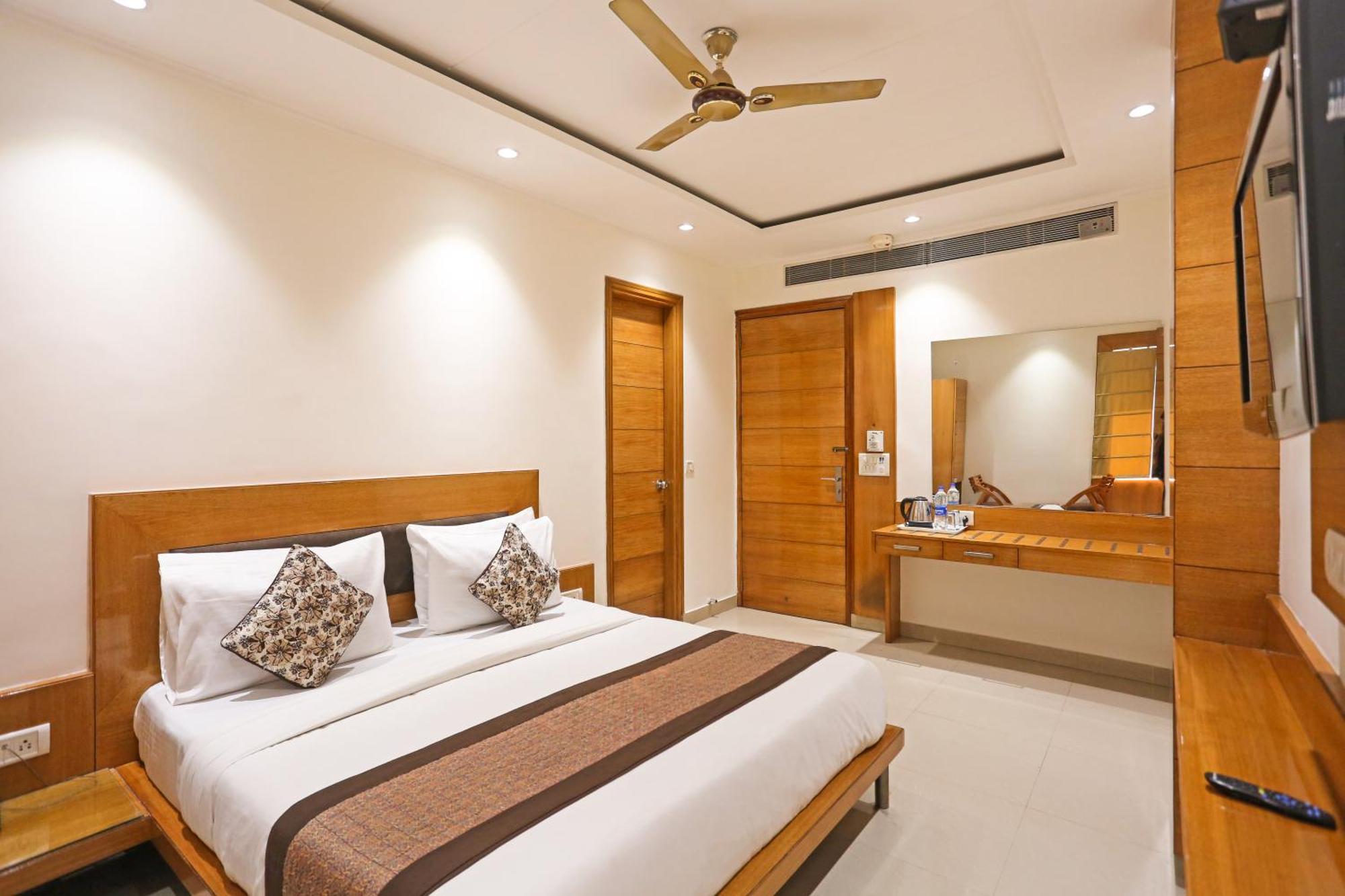 Hotel Silky Palace Near Igi Airportt New Delhi Bagian luar foto