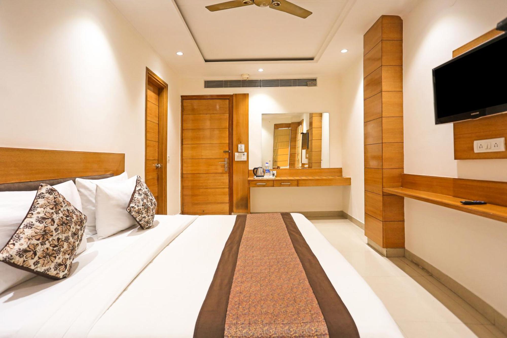 Hotel Silky Palace Near Igi Airportt New Delhi Bagian luar foto